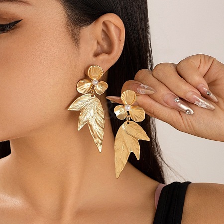 Chic 3D Leaf Zinc Alloy Stud Earrings CN5092-1-1